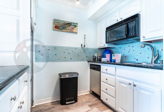 Building Photo - 6300 Seawall Blvd