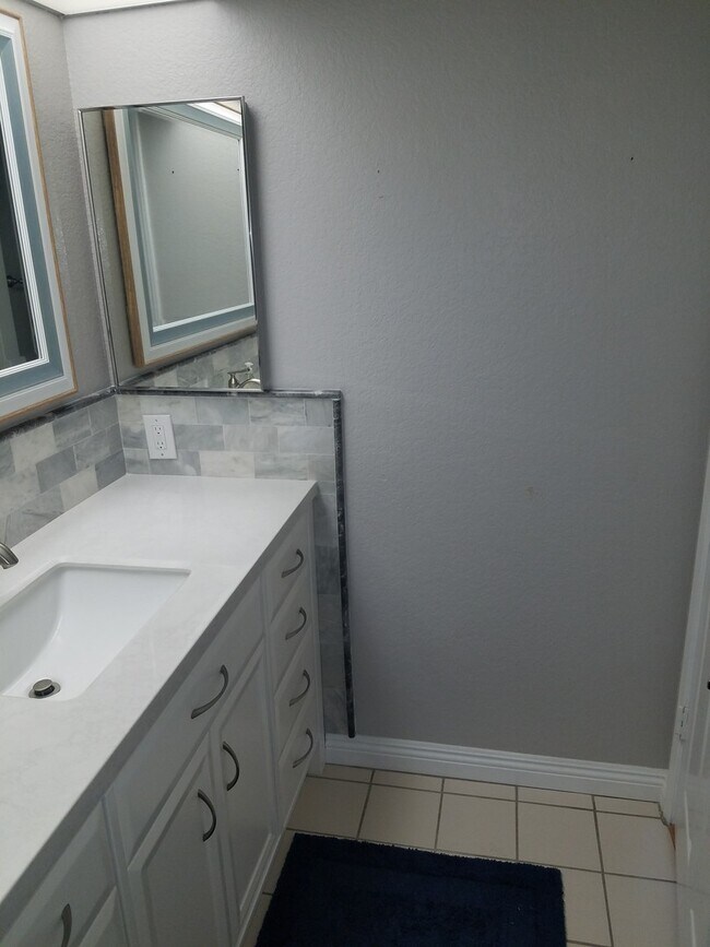 Building Photo - Gorgeous 2 bed 2 bath nestled in heart of Mission Viejo