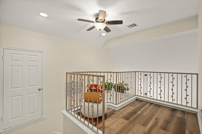 Building Photo - 1352 Lakeshore Dr