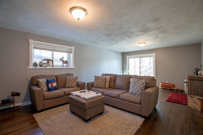 Building Photo - Charming 3-Bedroom Home on a Spacious Corn...