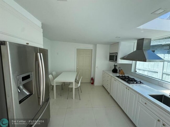 Building Photo - 327 Lancaster St