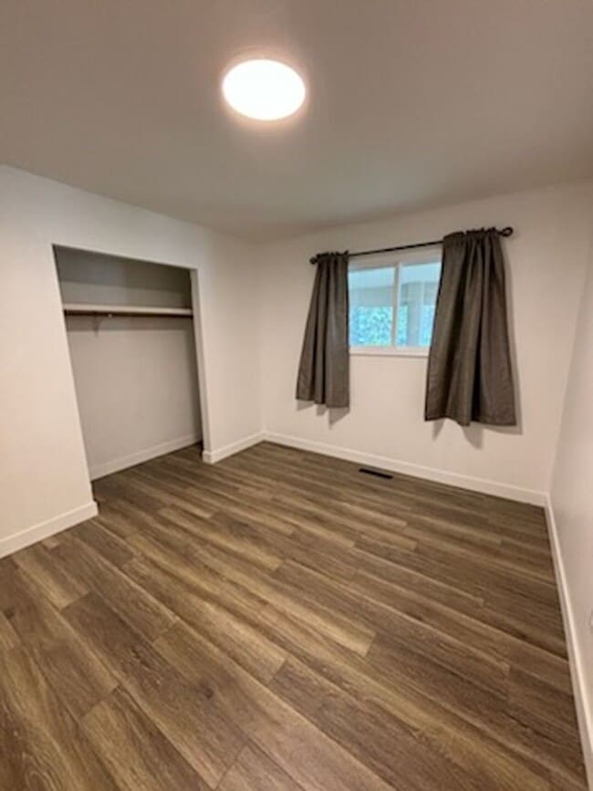 Building Photo - Unique duplex in post falls