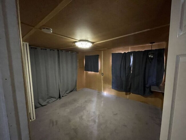 Building Photo - 3 bed/2 bath Trailer - NEW APPLIANCES, W/D...