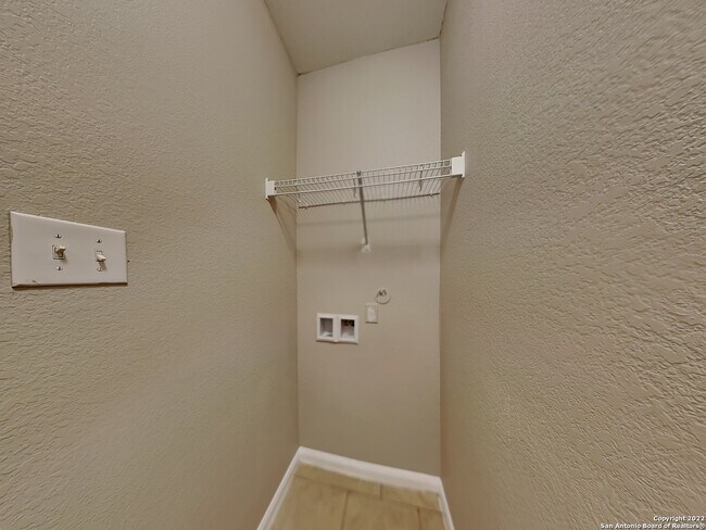 Building Photo - 7715 Watersedge Cove