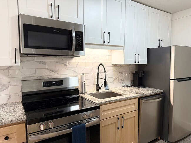 Building Photo - Furnished 1BR Studio w/ Fireplace & Deck – Prime Location!