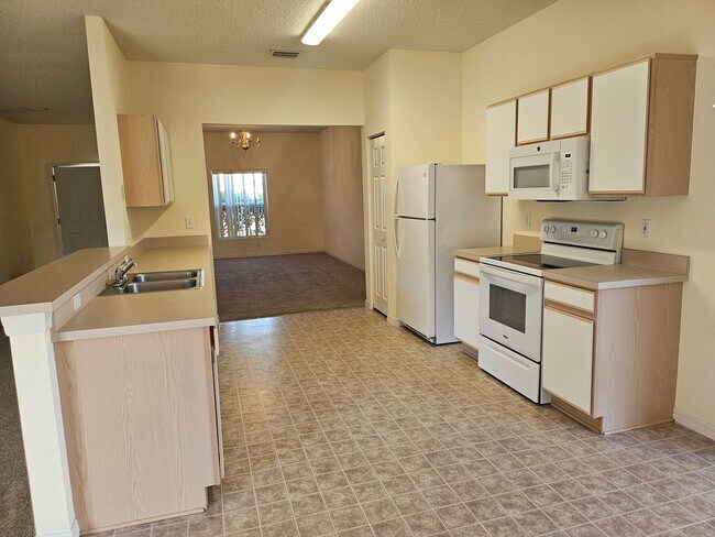Building Photo - Newly renovated 3 bed, 2 bath home located minutes from Palm Coast dining, shopping, and the beach