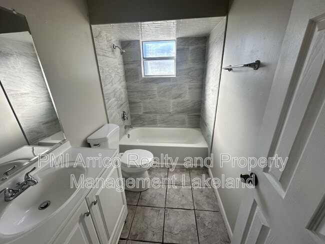 Building Photo - 845 Castle Way