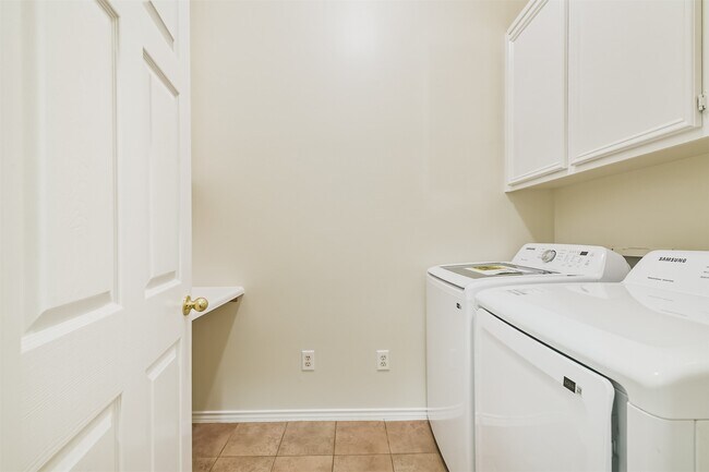 Building Photo - 7718 Trophy Pl Dr