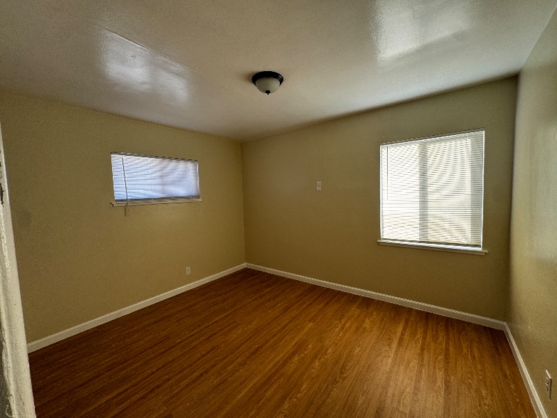 Building Photo - 1571 Sheridan Rd