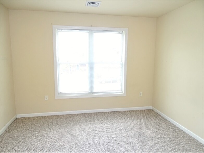 Building Photo - 103 Pepperton Ct
