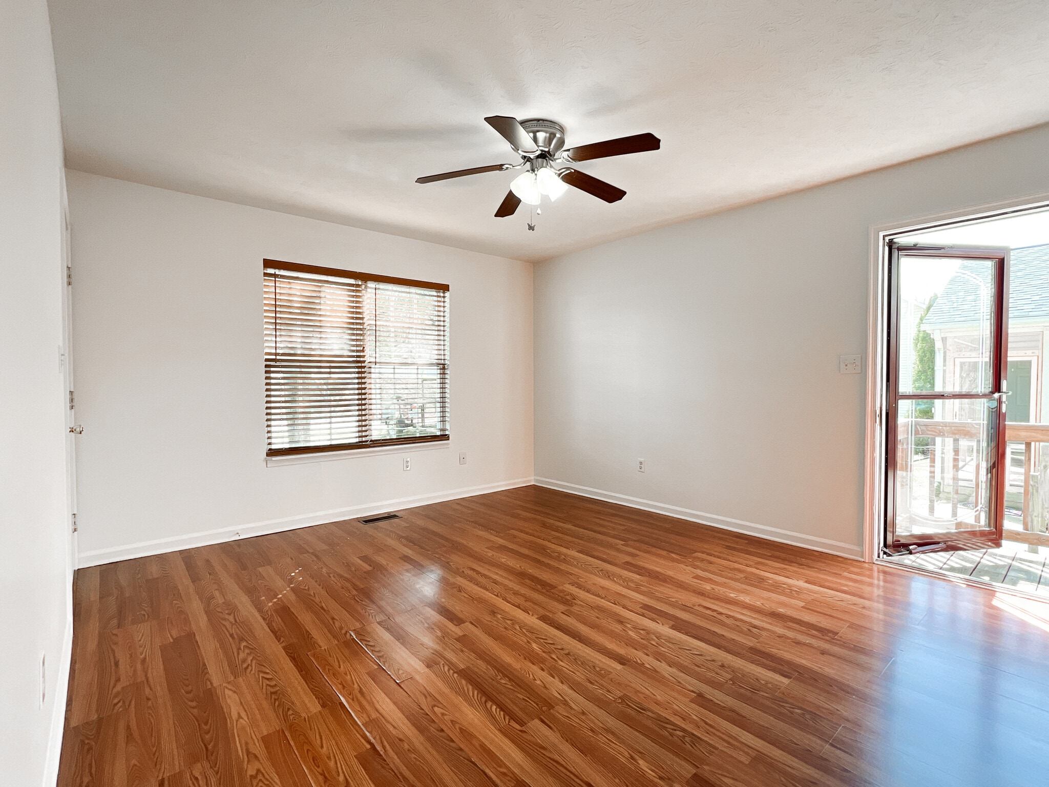 Living Room - 1451 N Delphine Ave