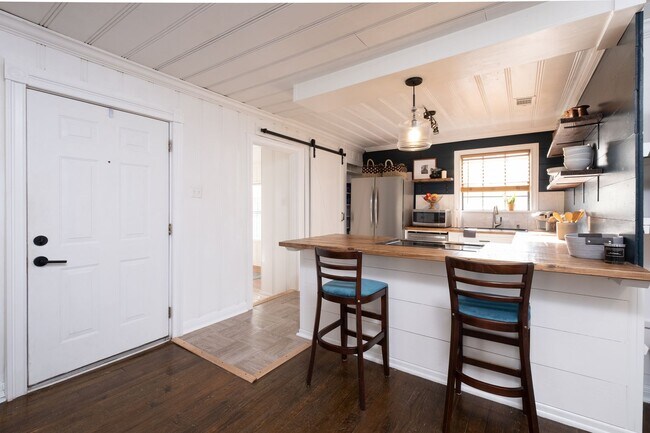 Building Photo - Updated 3-Bedroom Home with Fully Equipped Kitchen & Washer/Dryer in Great Neighborhood!