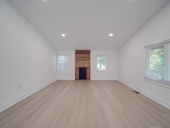 Building Photo - Beautifully Remodeled 3-bedroom, 2 bath house