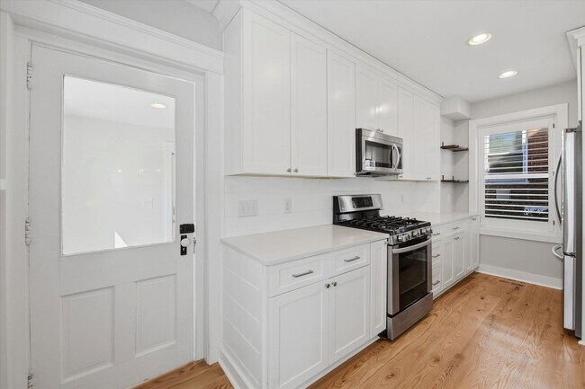 Building Photo - Charming Updated 4B/2.5B Home with Fenced Yard & Parking Included