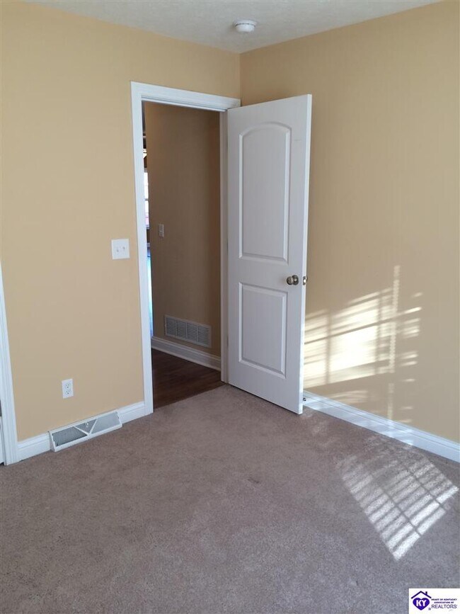 Building Photo - 913 Silktree Cir