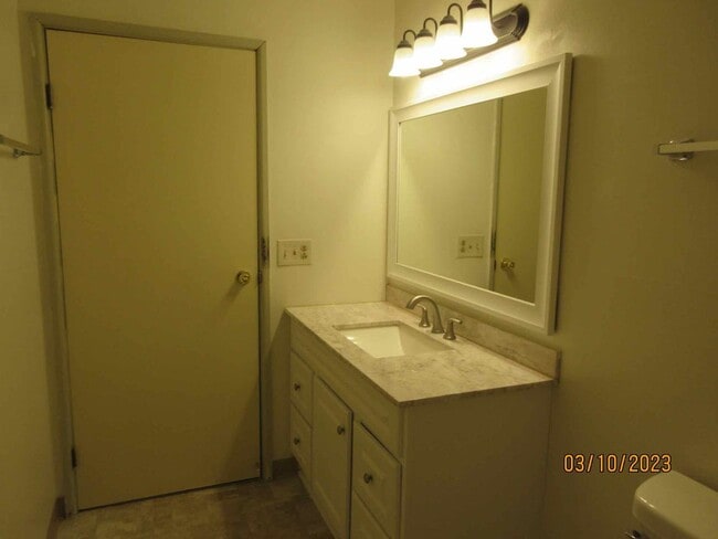 Building Photo - Available Mid-Late September 2025 Remodele...