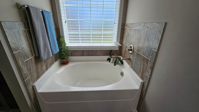Building Photo - 6 Month Lease! Close to Exit 8 I-24! IMMACULATE!! 4 bed/2.5 Bath, 3 car garage/fenced in backyard...