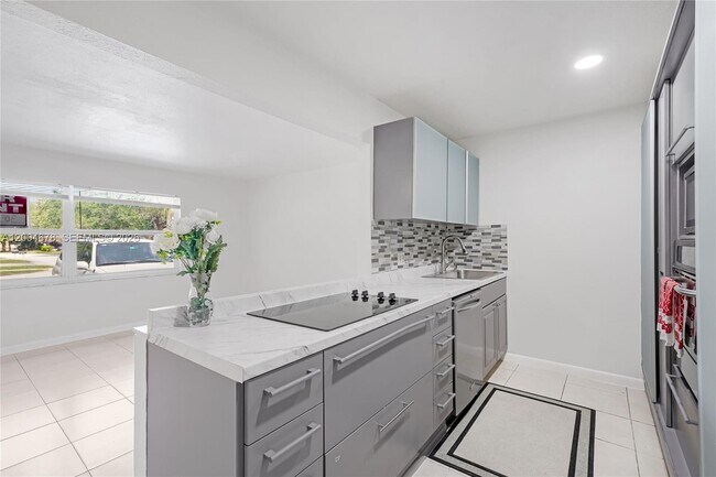 Building Photo - 543 SW 61st Terrace