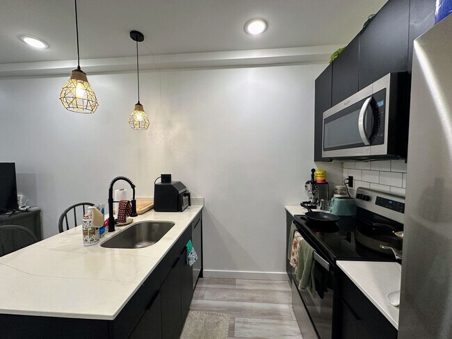 Building Photo - Private fenced yard! Modern, stylish & fully updated apartment!