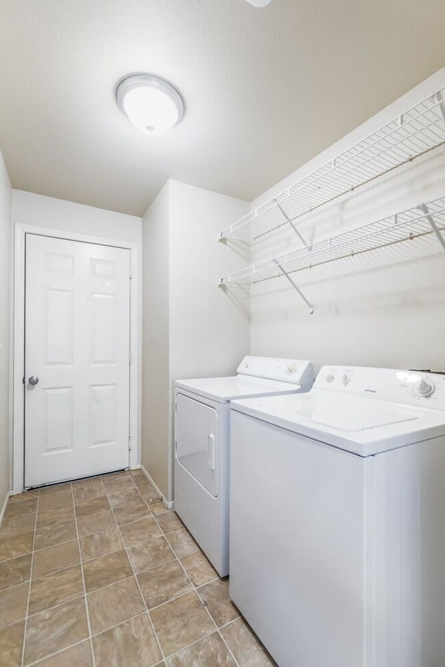 Building Photo - Inviting 3 Bedroom/2 Bathroom Duplex in Puyallup! Two Car Garage, Fenced Yard, Cul-de-Sac, New Pl...