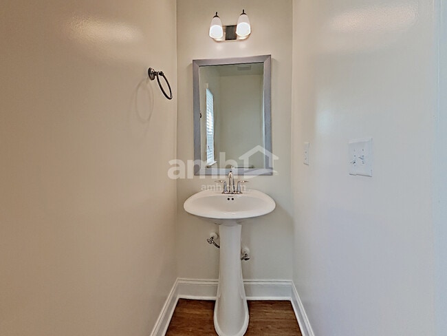 Building Photo - 104 Cobblestone Dr