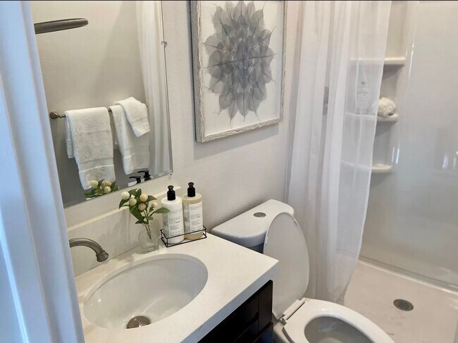 Building Photo - 1 bed 1 bath/ Utilities Included