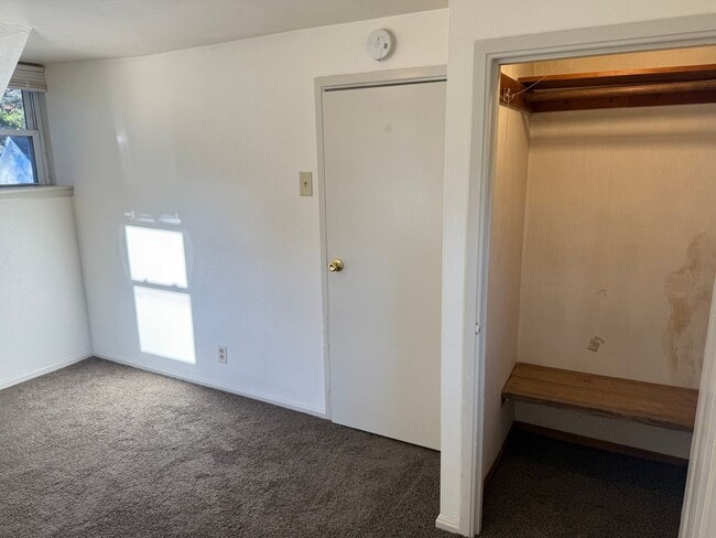 Building Photo - Charming 1 Bedroom Cottage with Bonus Room...