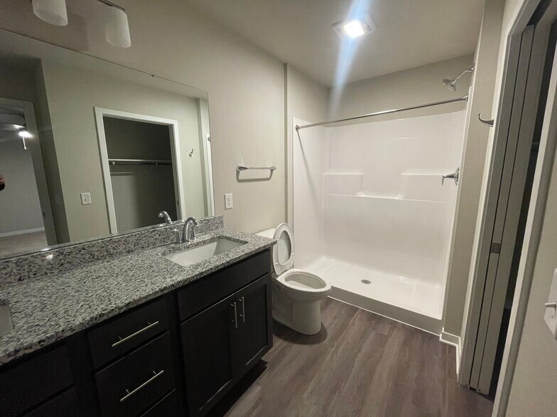 Master BR bathroom. - 4856 Lacy Rd