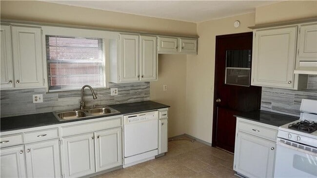 Building Photo - 212 Shadybrook Pl
