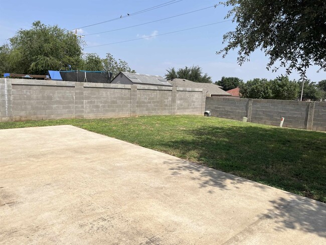 Building Photo - 821 Chalan Dr