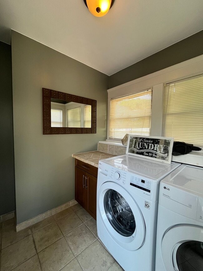 Building Photo - House: 2 Bedroom with Den , 2 Bath and pri...