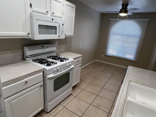 Building Photo - 7570 W Flamingo Rd