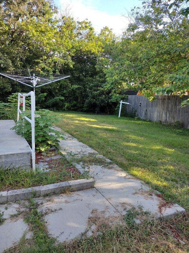 Building Photo - 3 Bedroom 2 Bath House 2 car garage with Large screened in porch! Tenant occupied till March 31st