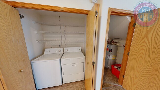 Building Photo - Beautiful Village Townhome!! Double Garage- Great Sunnyside Location!! Pet Friendly Princeton Vil...