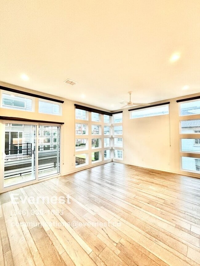 Building Photo - Gorgeous 2-Bedroom Townhome in Prime Locat...
