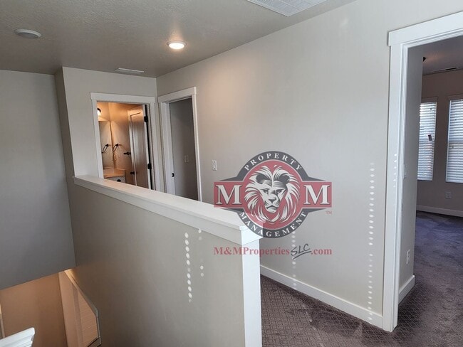 Building Photo - Great 3 Bd 2 Ba Townhome 2 Car Garage