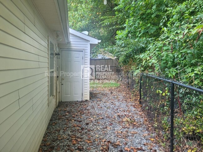 Building Photo - 153 Westmont Dr