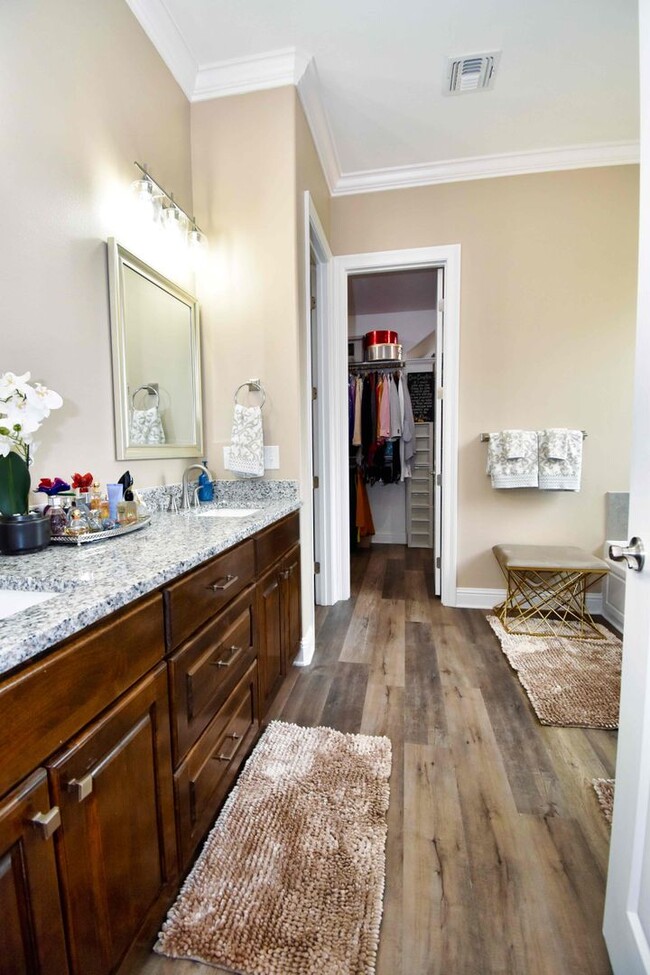 Building Photo - Beautiful 5 Bed 4 Bath Home in Ruston!