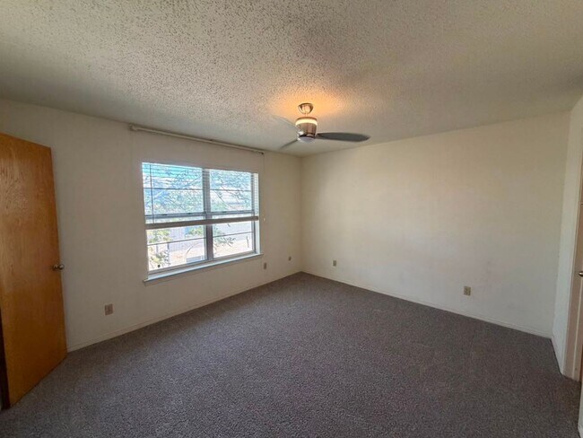Building Photo - 5819 Sandhurst Ln