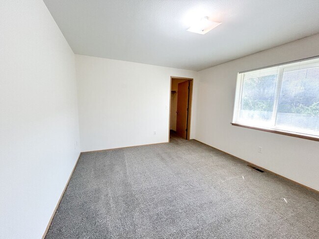 Building Photo - 5548 - 5550