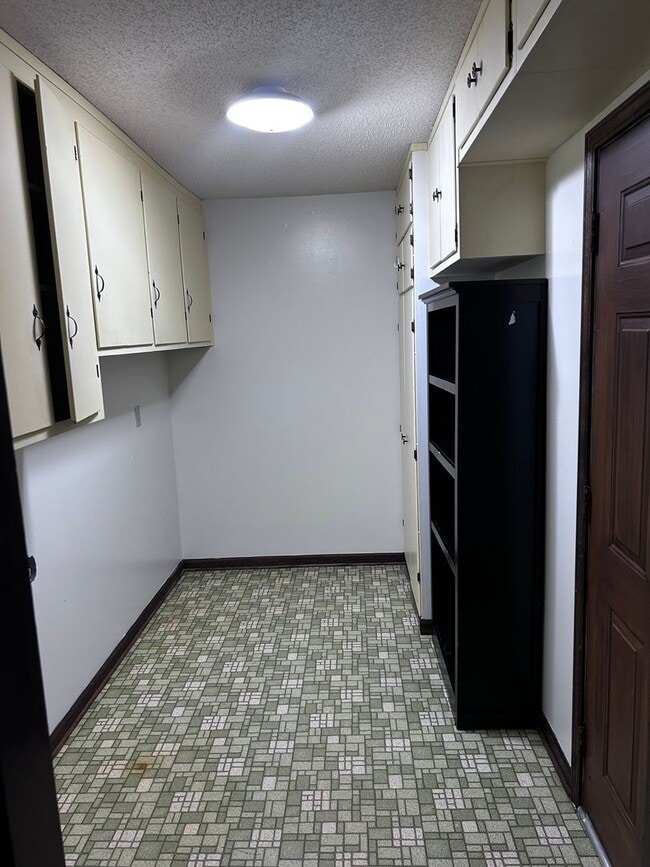 Building Photo - 1601 Cedarbrook Dr