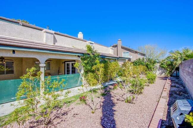 Building Photo - Spacious, Stylish, and Fully Furnished – L...