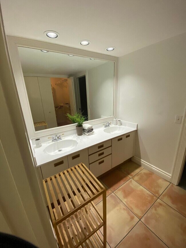 Building Photo - 22 Royal Palm Way