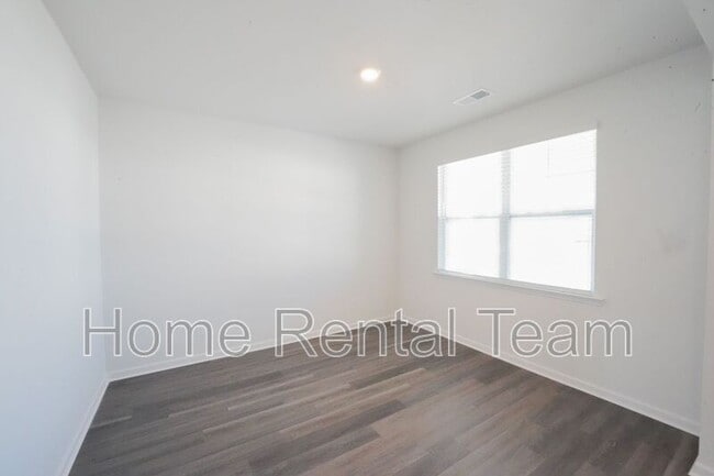 Building Photo - 108 Windrush Pnes