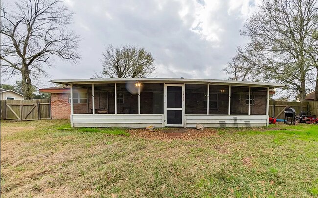 Building Photo - 320 Meadow Dr