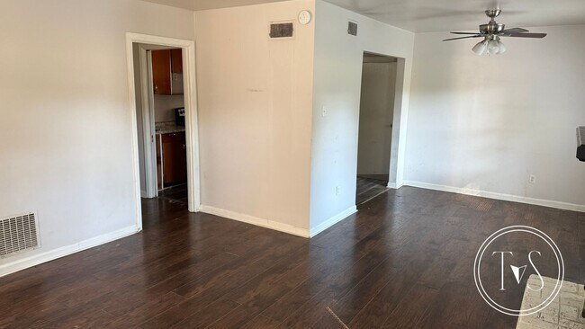 Building Photo - NEWLY UPGRADED 3 BED/2 BATH HOME