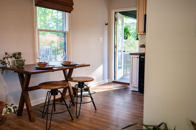 Building Photo - 926 Herrin Ave