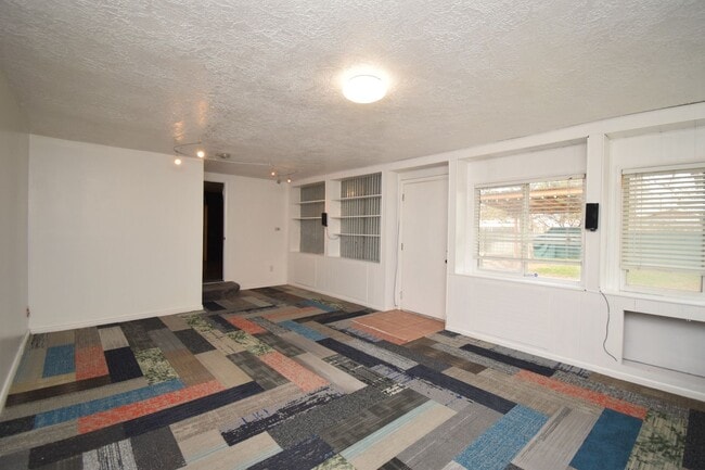 Building Photo - Bright Midvale 3 Bed – Near Fashion Place & Fort Union!!!