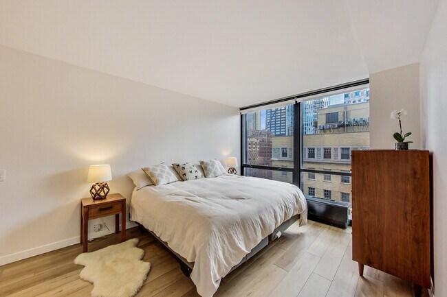 Building Photo - 910 N Lake Shore Dr