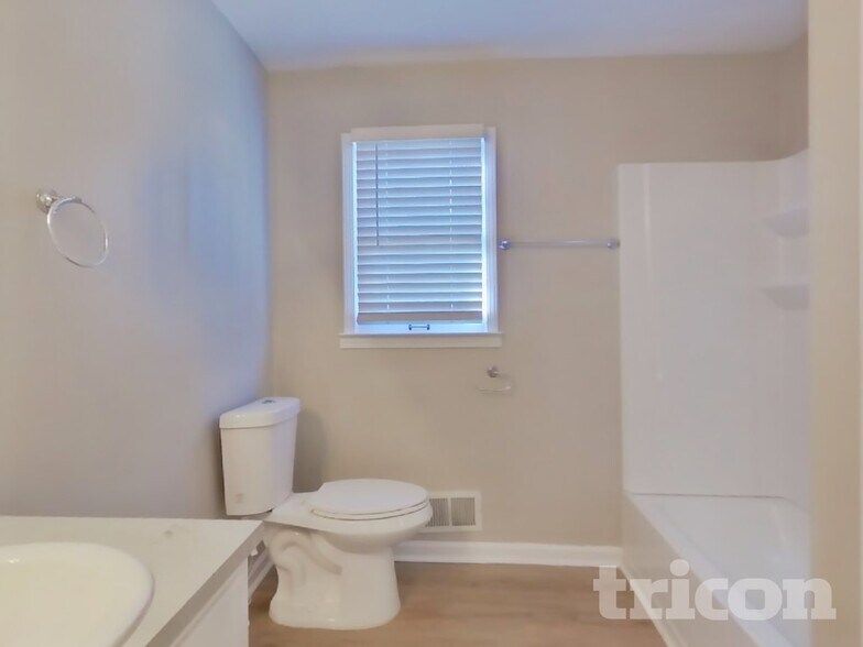 Building Photo - 324 Pioneer Cir